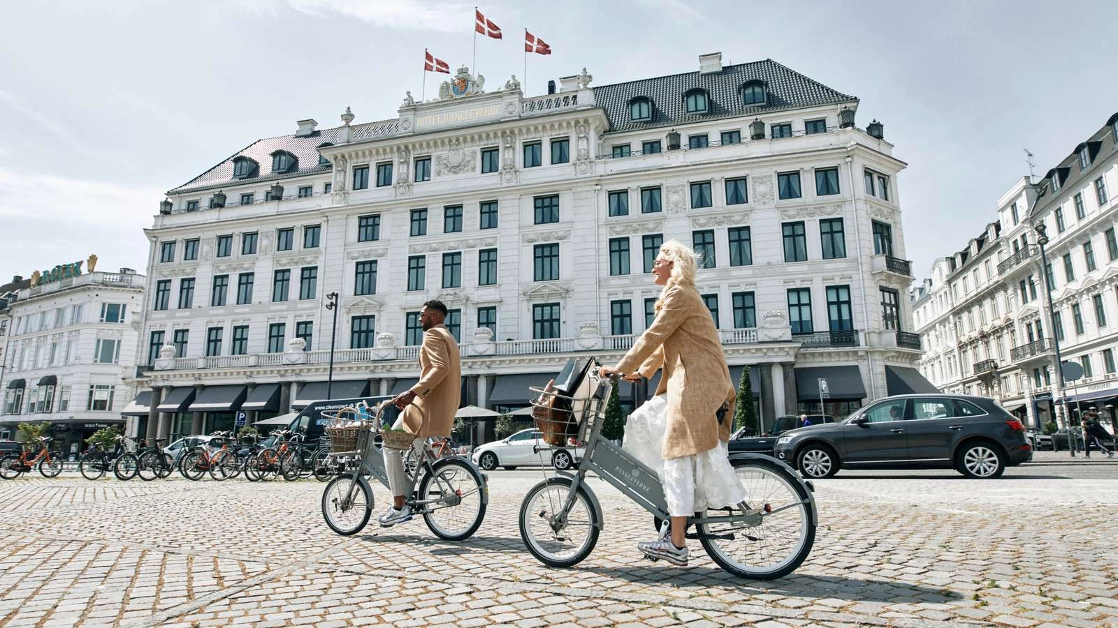 parents cycling outside the hotel on kongens nytorv -1600px