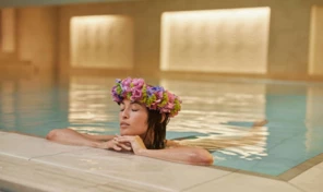 2020_06_03_Dangleterre_Branding_0439.jpgWOMANSPAPOOLFLOWERSINHAIR-1600px