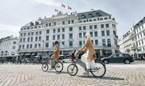 parents cycling outside the hotel on kongens nytorv -1600px