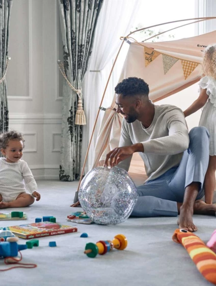 dad and girls playing in tent 3 -1600px