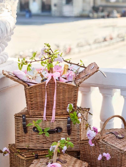 Maison hamper on balcony 2