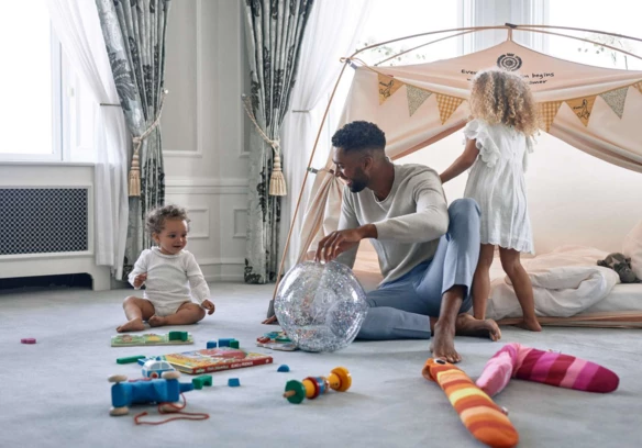 dad and girls playing in tent 3 -1600px