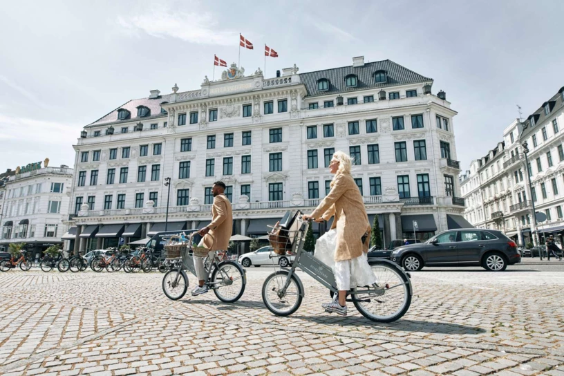 parents cycling outside the hotel on kongens nytorv -1600px