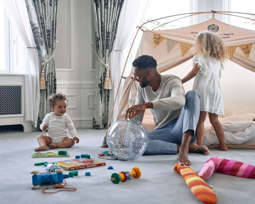 dad and girls playing in tent 3 -1600px