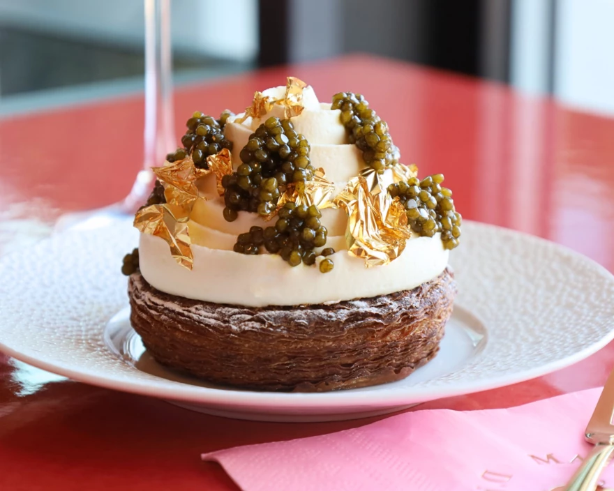 Redigeret billede af fastelavnsbolle med caviar