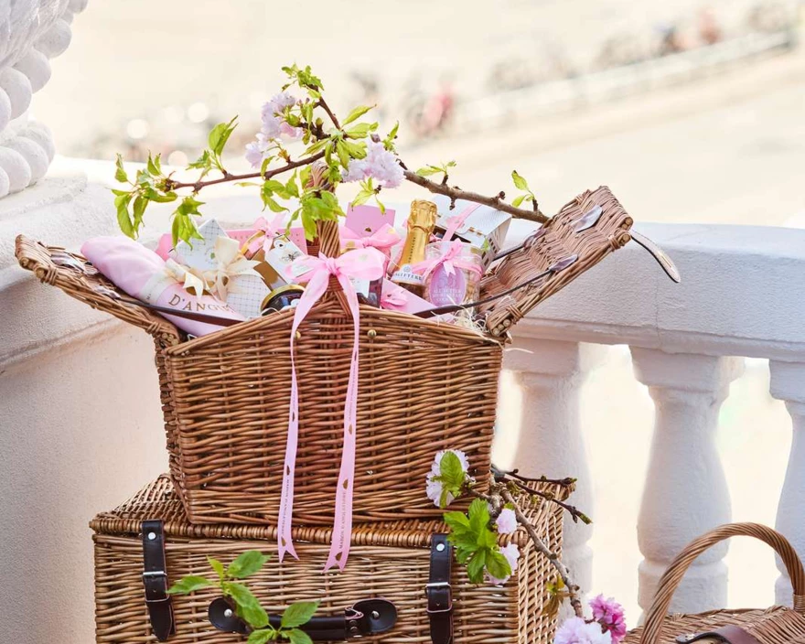 Maison hamper on balcony 2