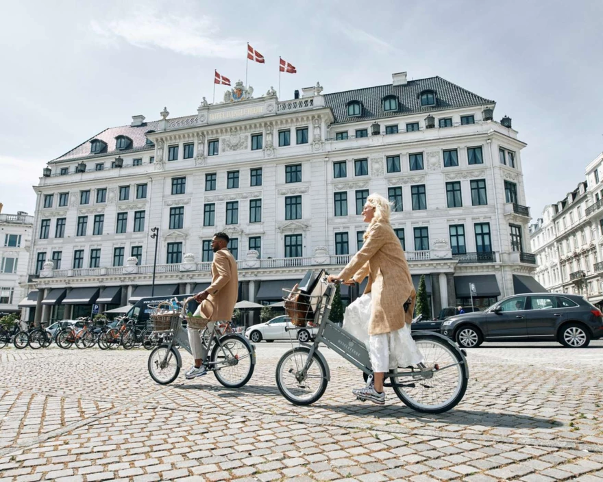 parents cycling outside the hotel on kongens nytorv -1600px