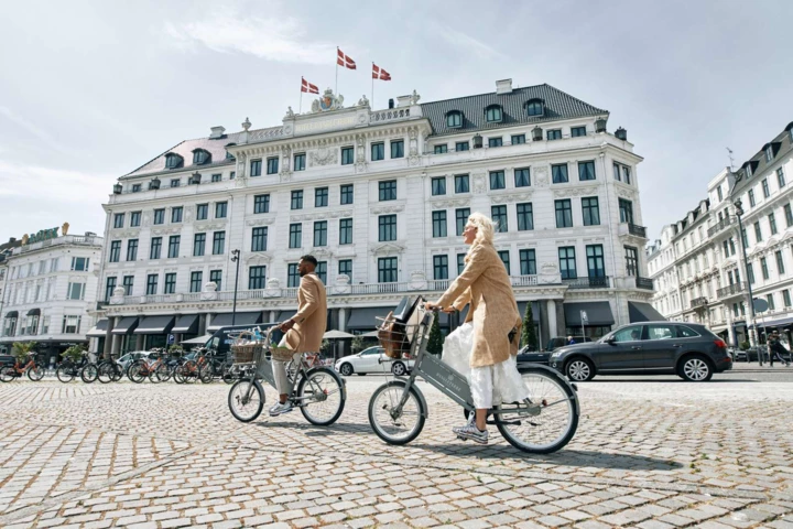 parents cycling outside the hotel on kongens nytorv -1600px